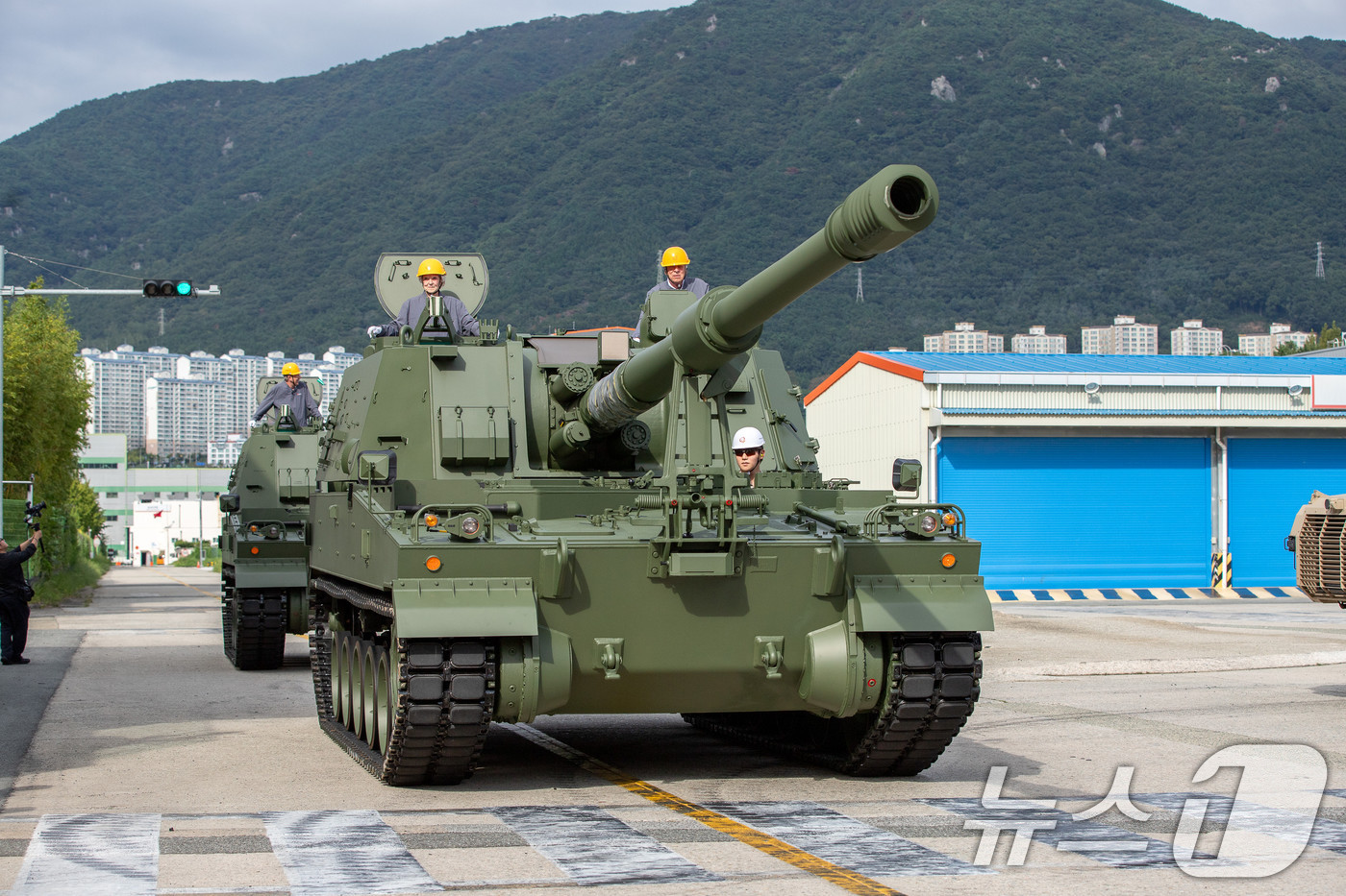 (서울=뉴스1) = 한화에어로스페이스, 한화시스템, 한화오션은 지난 19일 국가보훈부와 함께 6.25전쟁 미국 참전용사 등을 경남 지역 사업장으로 초청해 이들의 헌신을 되새기는 행 …