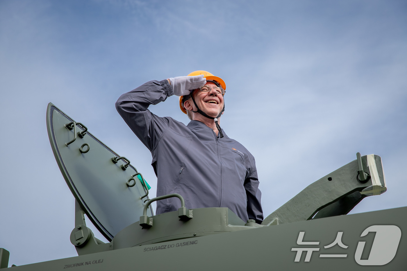 (서울=뉴스1) = 한화에어로스페이스, 한화시스템, 한화오션은 지난 19일 국가보훈부와 함께 6.25전쟁 미국 참전용사 등을 경남 지역 사업장으로 초청해 이들의 헌신을 되새기는 행 …