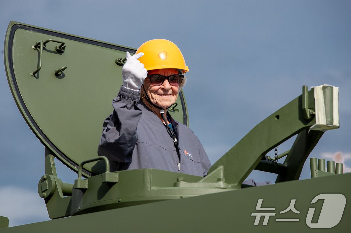 (서울=뉴스1) = 한화에어로스페이스, 한화시스템, 한화오션은 지난 19일 국가보훈부와 함께 6.25전쟁 미국 참전용사 등을 경남 지역 사업장으로 초청해 이들의 헌신을 되새기는 행 …