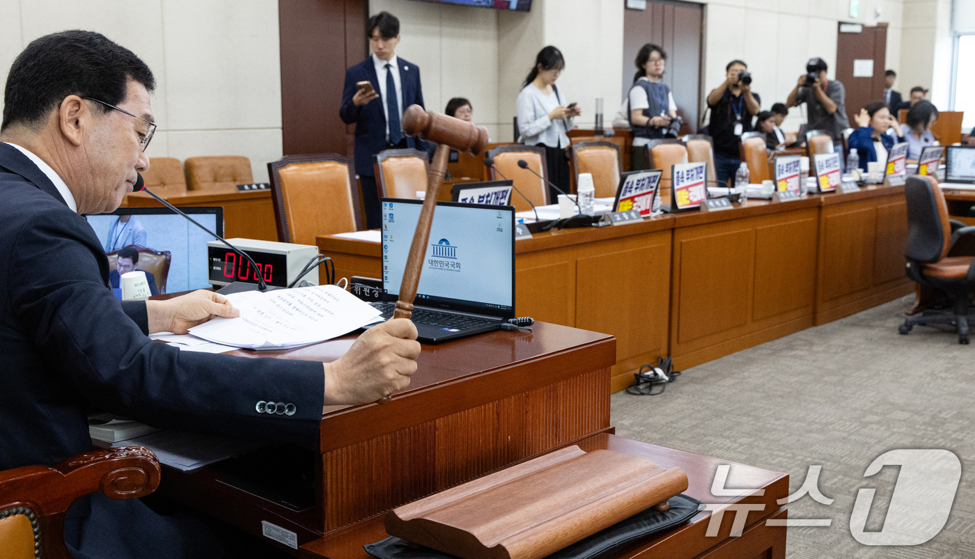 (서울=뉴스1) 이승배 기자 = 신정훈 국회 행정안전위원장이 22일 서울 여의도 국회에서 제429회국회(정기회) 제5차 전체회의에서 정부조직법 일부개정안을 통과시키고 있다.앞서 서 …