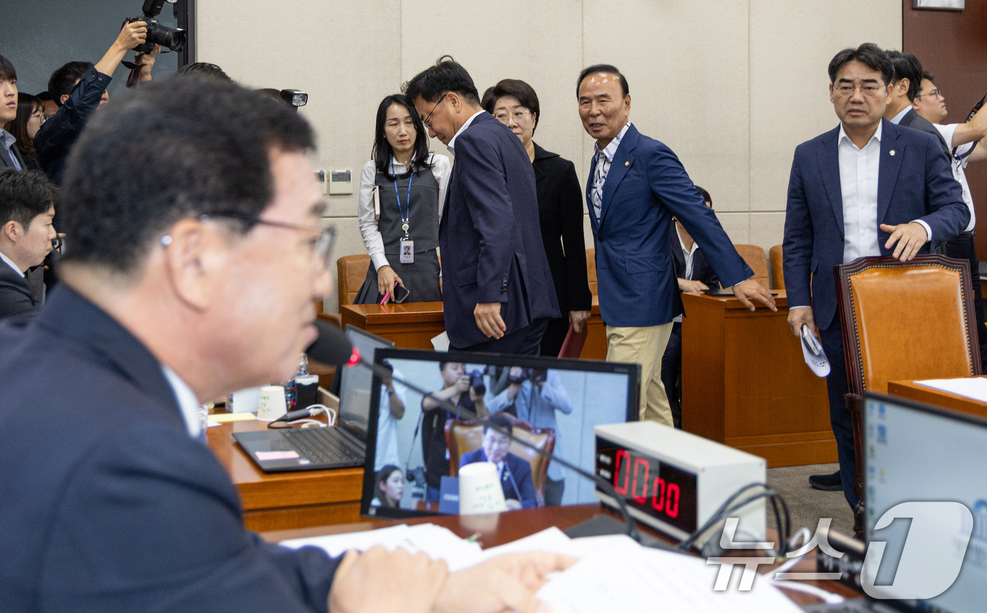 (서울=뉴스1) 이승배 기자 = 서범수(국민의힘) 야당 간사를 비롯한 위원들이 22일 서울 여의도 국회에서 열린 제429회국회(정기회) 행정안전위원회 제5차 전체회의에서 정부조직법 …