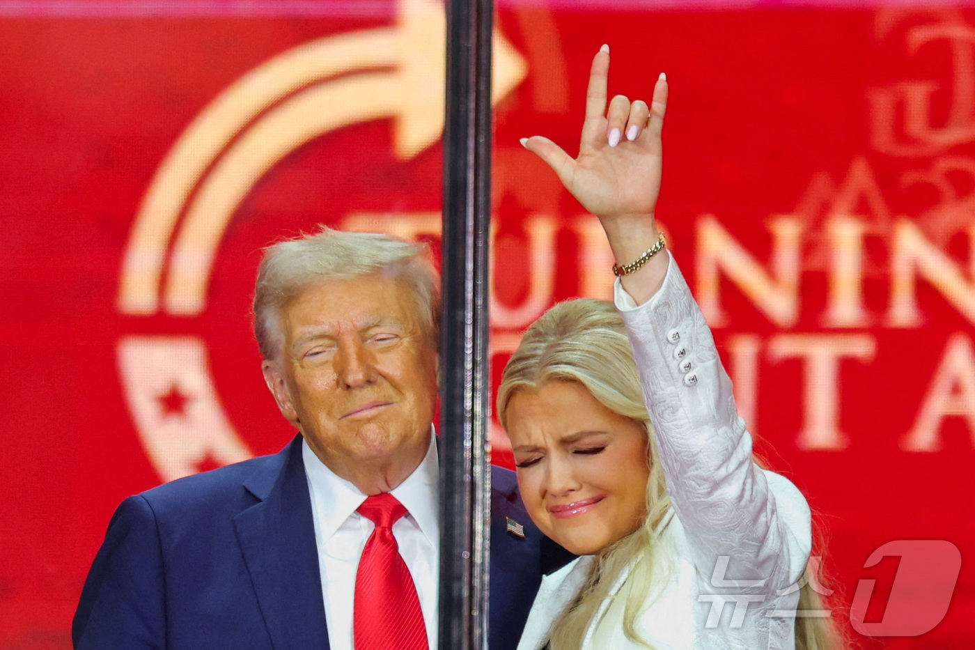 (글렌데일 로이터=뉴스1) 권준언 기자 = 21일 미국 애리조나주 글렌데일 스테이트팜 경기장에서 열린 보수 청년 활동가 찰리 커크의 추모식에서 찰리 커크의 미망인 에리카 커크가 도 …