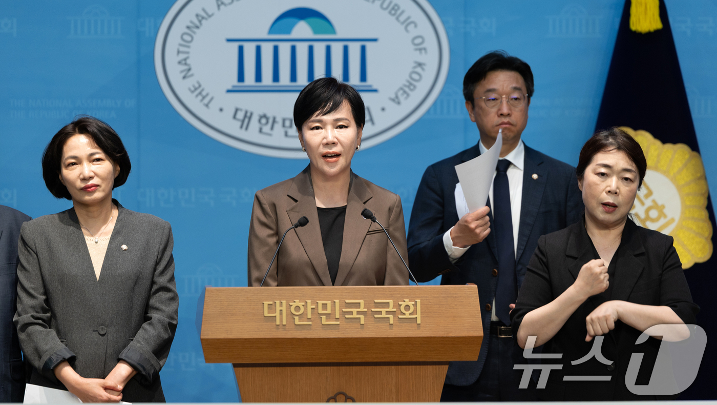 (서울=뉴스1) 이승배 기자 = 전현희 3대특검 종합대응특위원장이22일 서울 여의도 국회 소통관에서 국가인권위원회 내란특검 수사촉구 기자회견을 하고 있다. 2025.9.22/뉴스1 …