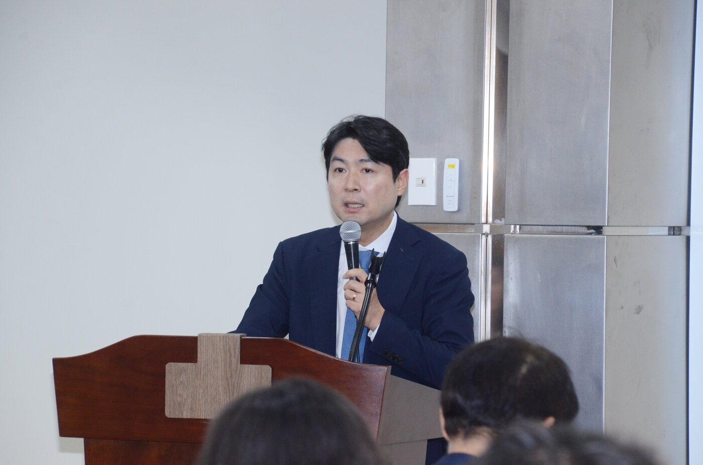 본문 이미지 - 윤태운 법무법인 선운 변호사가 22일 서울 양재 aT센터에서 발언을 하는 모습.&#40;한국프랜차이즈산업협회 제공&#41;