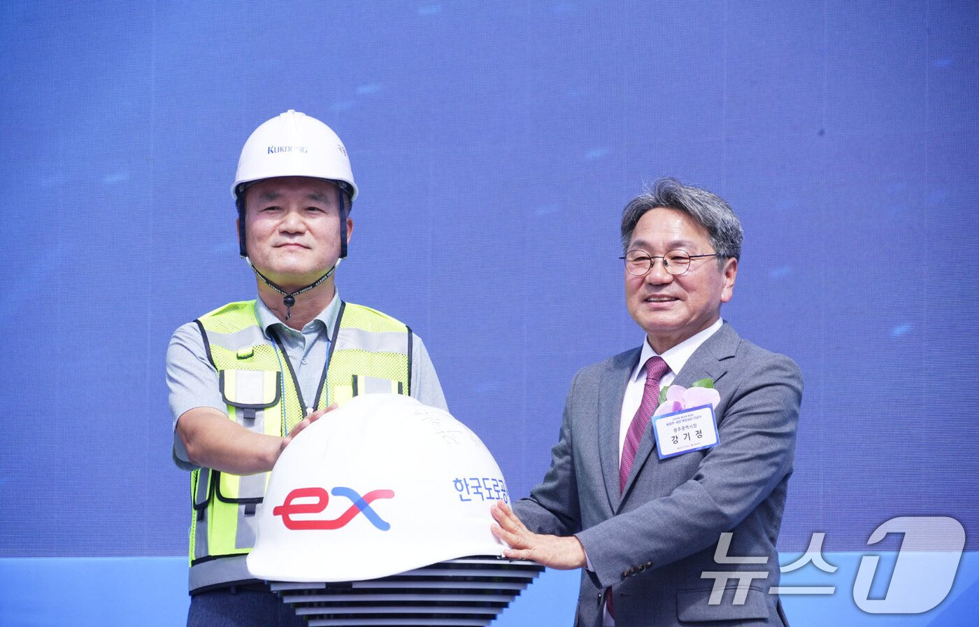 본문 이미지 - 강기정 광주시장이 22일 북구 국립광주박물관 정원에서 열린 '호남고속도로 동광주-광산 확장공사 기공식'에 참석해 함진규 한국도로공사 사장, 전진숙·정준호 국회의원 등과 안전다짐 퍼포먼스를 하고 있다.(광주시 제공. 재판매 및 DB 금지) 2025.9.22/뉴스1 