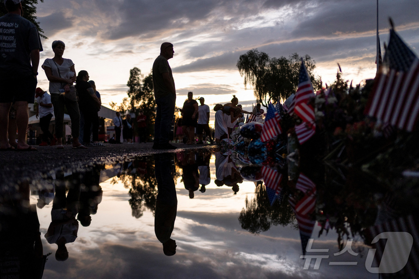 (피닉스 로이터=뉴스1) 권준언 기자 = 21일(현지시간) 미국 애리조나주 피닉스에 있는 '터닝포인트USA' 본사에서 열린 보수 청년 활동가 찰리 커크 추모식에 시민들이 모여 애도 …