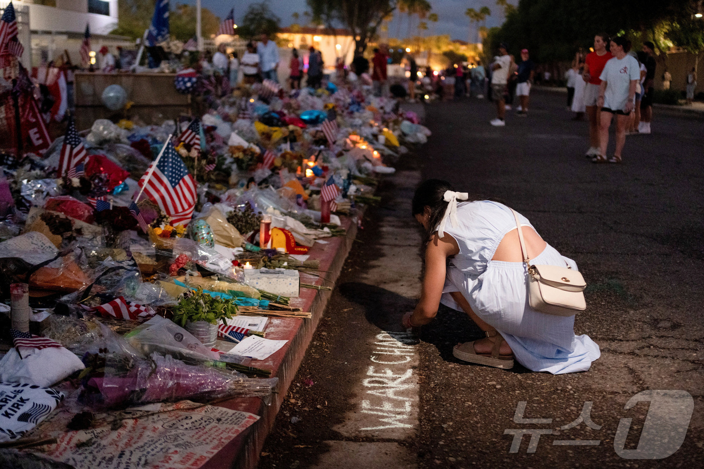 (피닉스 로이터=뉴스1) 권준언 기자 = 21일(현지시간) 미국 애리조나주 피닉스에 있는 '터닝포인트USA' 본사에서 열린 보수 청년 활동가 찰리 커크 추모식에 시민들이 모여 애도 …