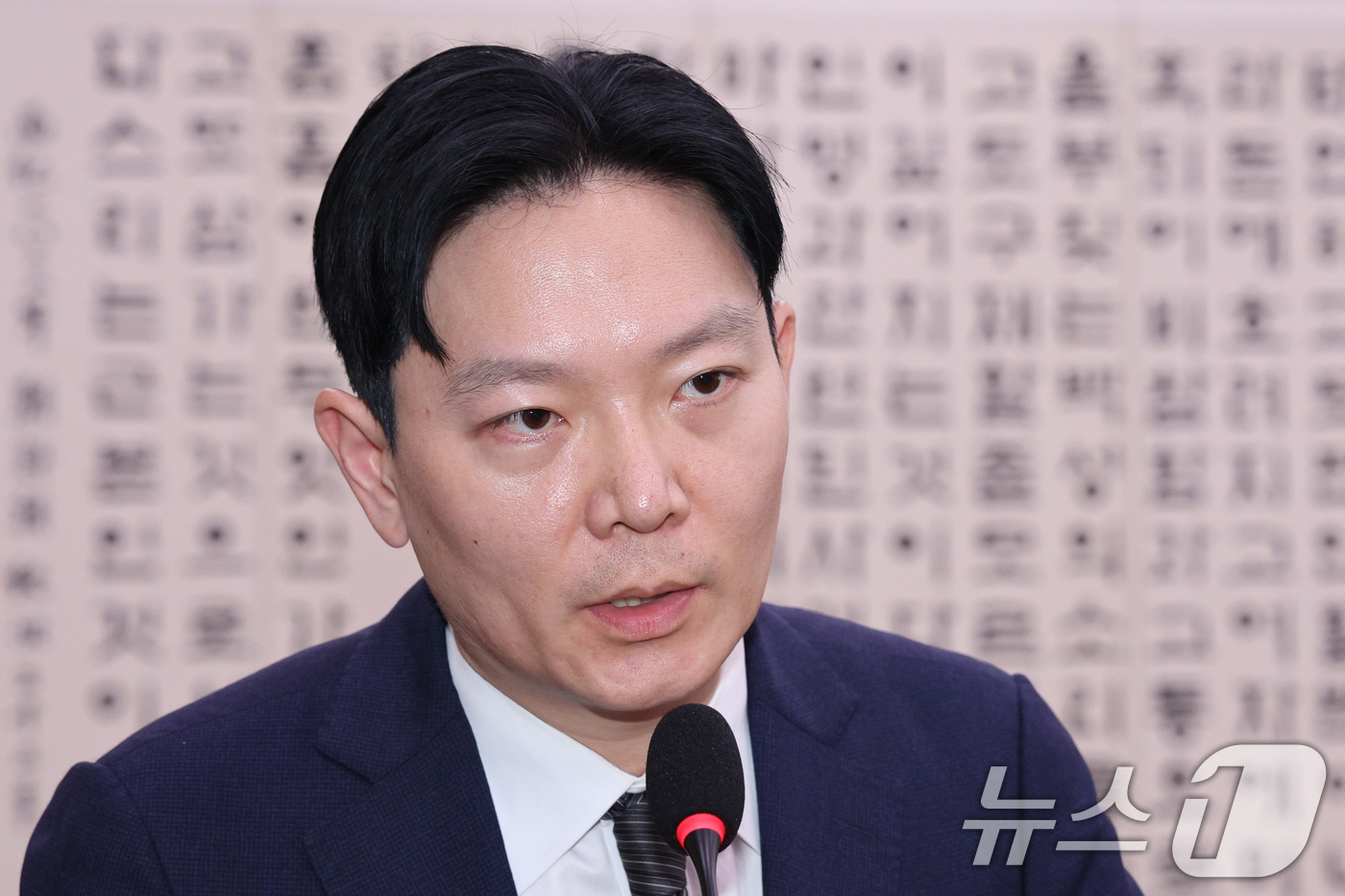 (서울=뉴스1) 신웅수 기자 = 박상용 법무연수원 교수가 22일 서울 여의도 국회에서 열린 법사위 검찰개혁 청문회에서 의원 질의에 답변하고 있다. 2025.9.22/뉴스1