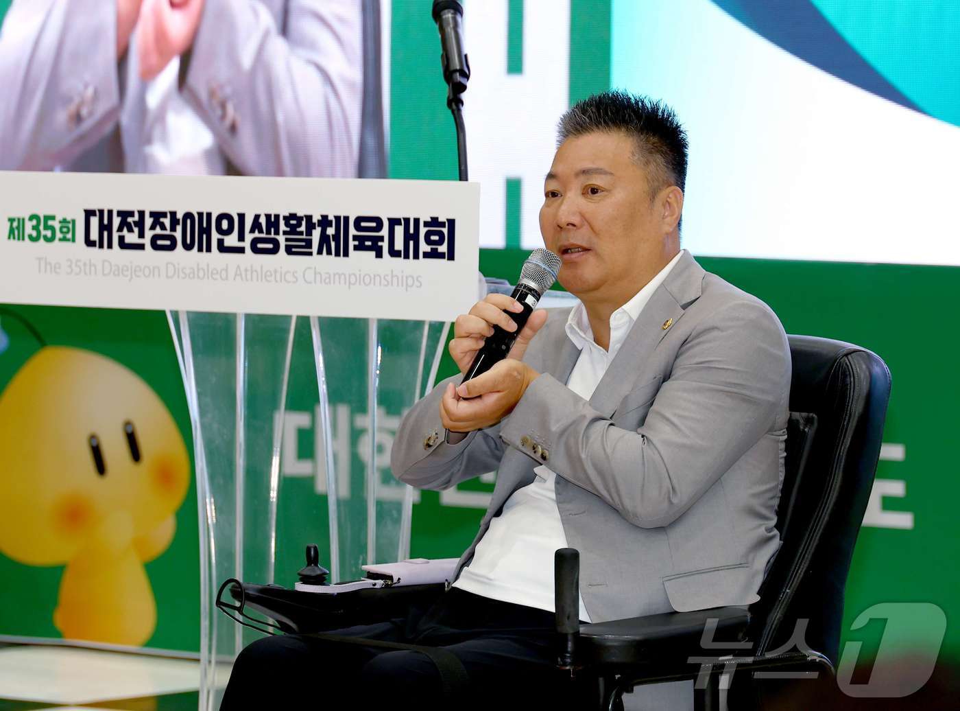 (대전=뉴스1) 김기태 기자 = 황경아 대전시의회 부의장이 22일 대전시장애인체육센터에서 개최된 제35회 대전장애인생활체육대회 개회식에 참석해 안전한 대회 진행을 기원하며, 장애인 …