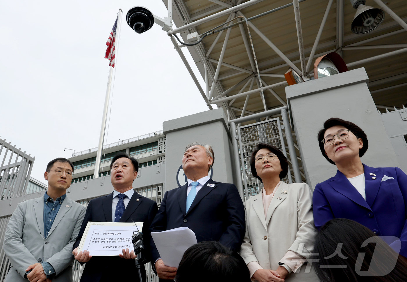 (서울=뉴스1) 이호윤 = 김상욱(왼쪽부터), 김준혁, 이재강, 권향엽, 임미애 더불어민주당 초선의원들이 22일 서울 주한미국대사관을 방문해 기자들의 질문에 답변하고 있다. 202 …