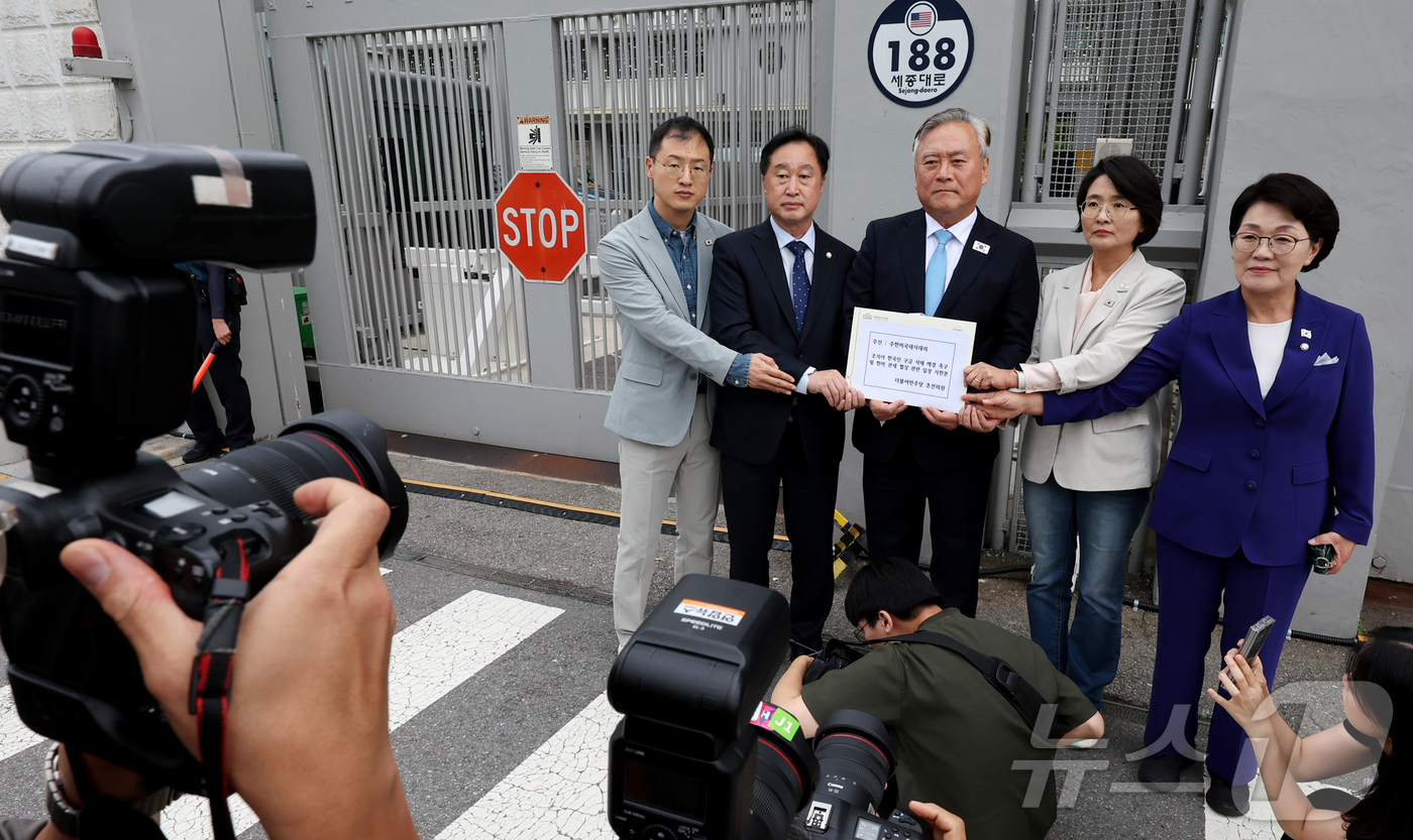 (서울=뉴스1) 이호윤 = 22일 서울 주한미국대사관을 방문한 김상욱(왼쪽부터), 김준혁, 이재강, 권향엽, 임미애 더불어민주당 초선의원들이 '조지아 한국인 구금 사태 해결 촉구 …