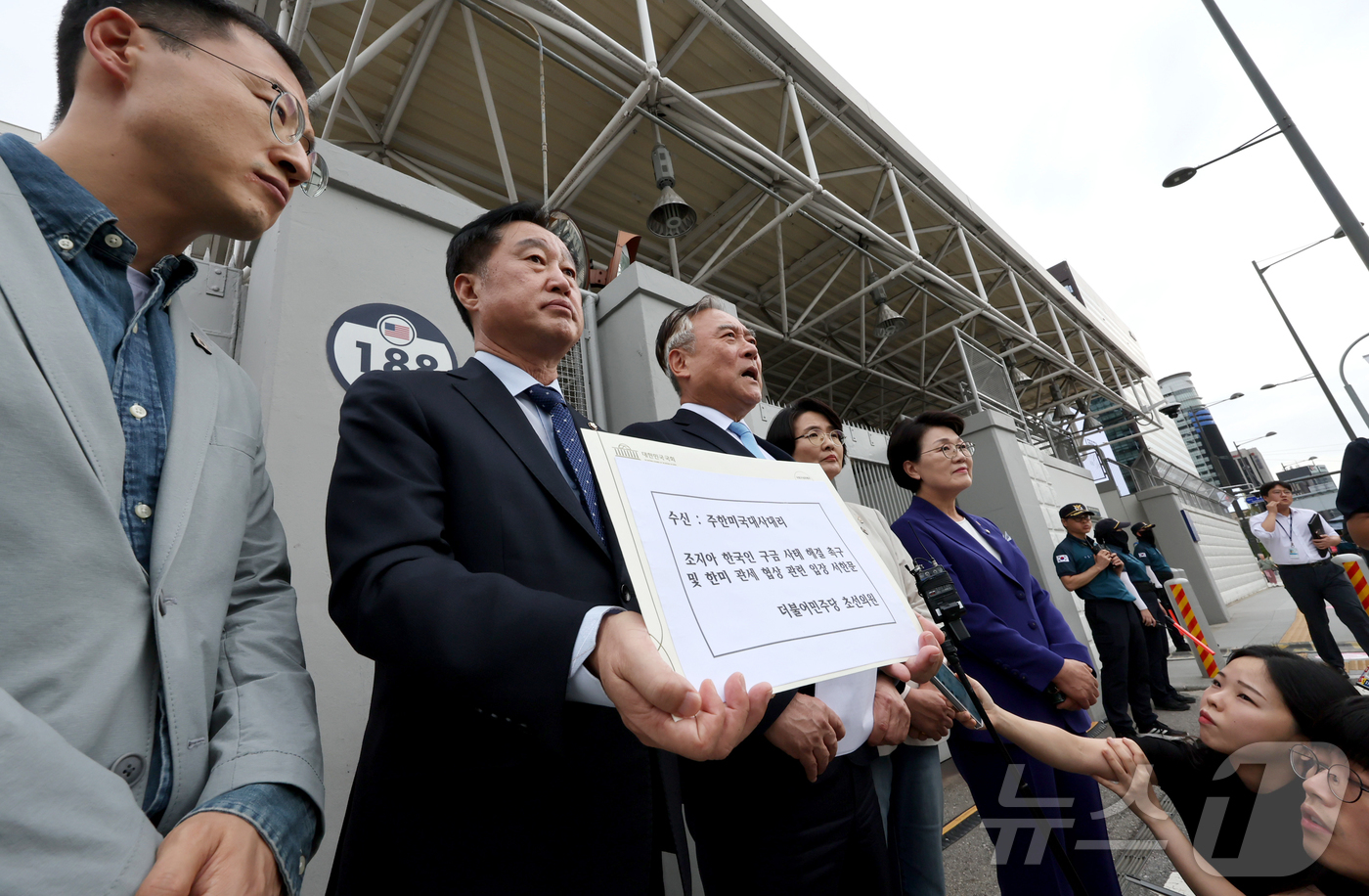 (서울=뉴스1) 이호윤 = 22일 서울 주한미국대사관을 방문한 김상욱(왼쪽부터), 김준혁, 이재강, 권향엽, 임미애 더불어민주당 초선의원들이 기자들의 질문에 답변하고 있다.2025 …