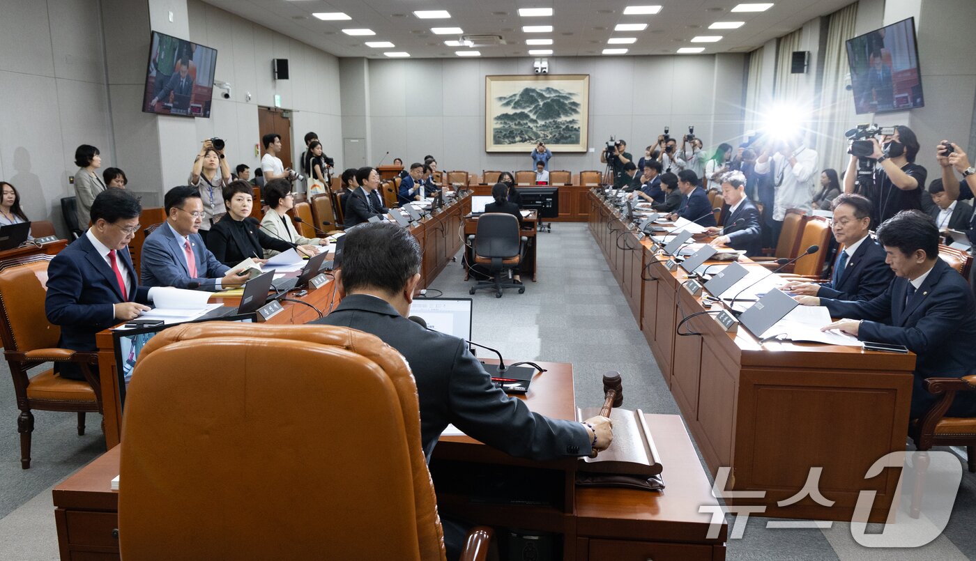 본문 이미지 - 김병기 국회 운영위원장이 22일 서울 여의도 국회에서 열린 제429회국회(정기회) 제1차 전체회의에서 의사봉을 두드리고 있다. 2025.9.22/뉴스1 ⓒ News1 이승배 기자