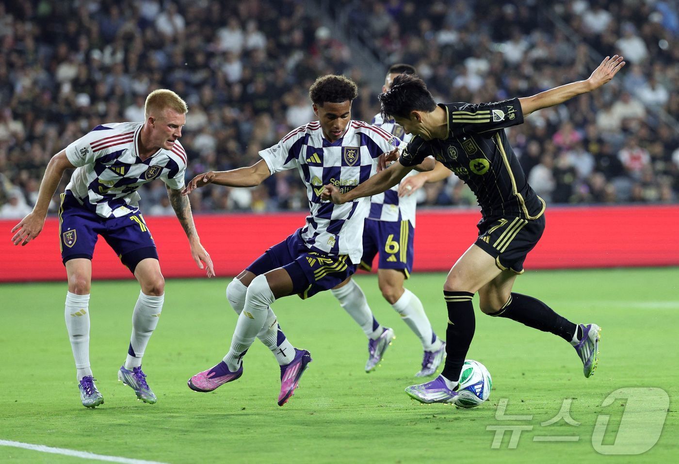 본문 이미지 - 드리블 돌파하는 손흥민 ⓒ AFP=뉴스1