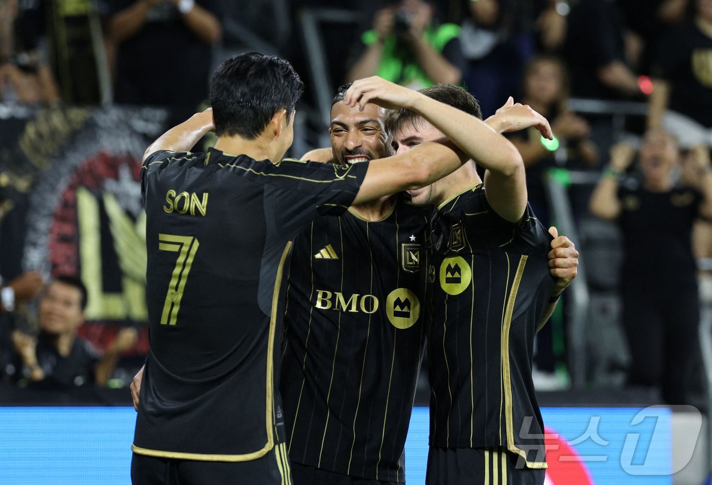 본문 이미지 - 득점 후 함께 기뻐하는 LA FC 선수들ⓒ AFP=뉴스1