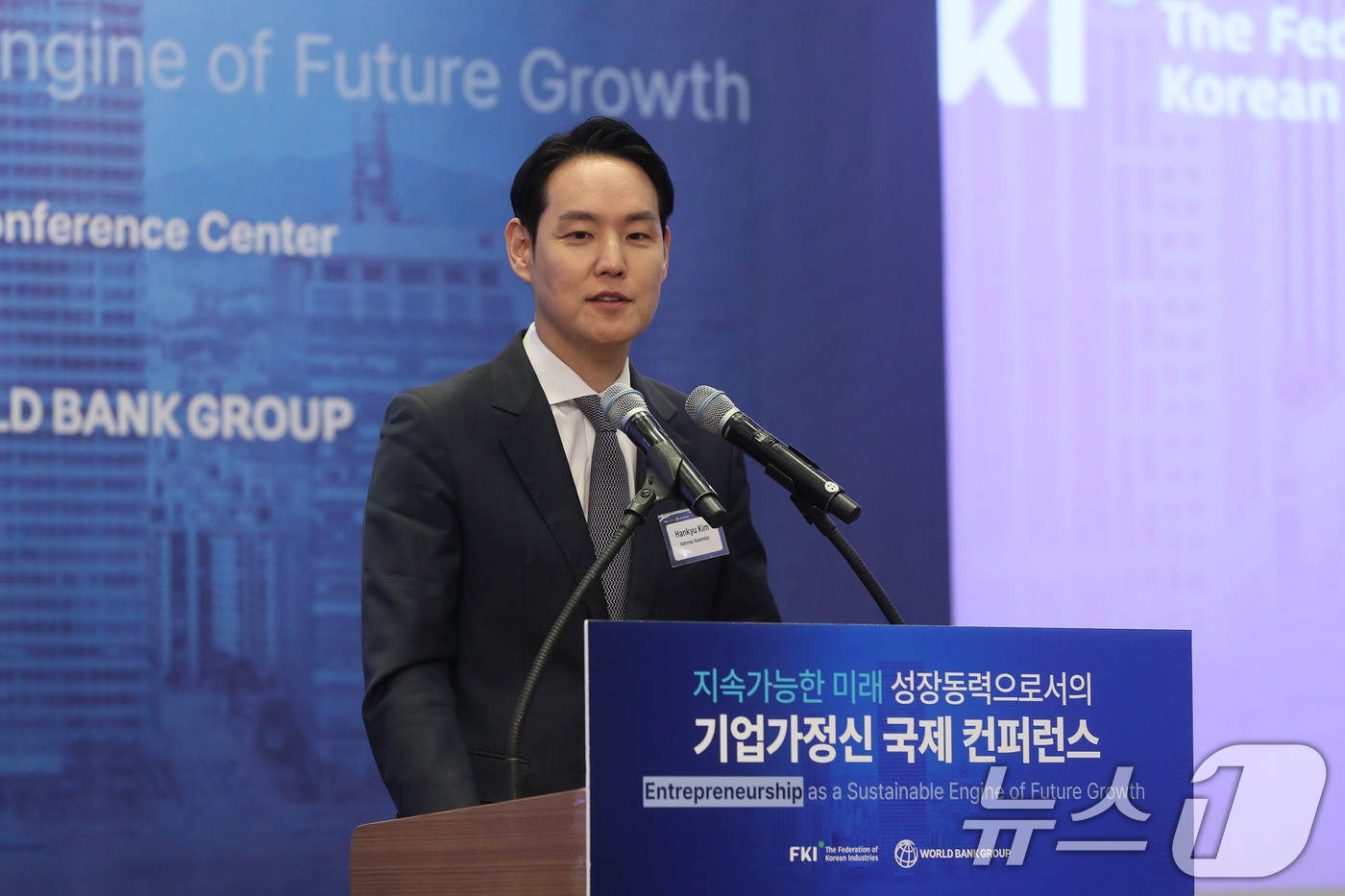 (서울=뉴스1) = 김한규 국회의원이 22일 서울 영등포구 FKI타워 컨퍼런스센터에서 열린 ‘지속가능한 미래 성장동력으로서의 기업가정신’ 세미나에 참석해 축사를 하고 있다. (한국 …