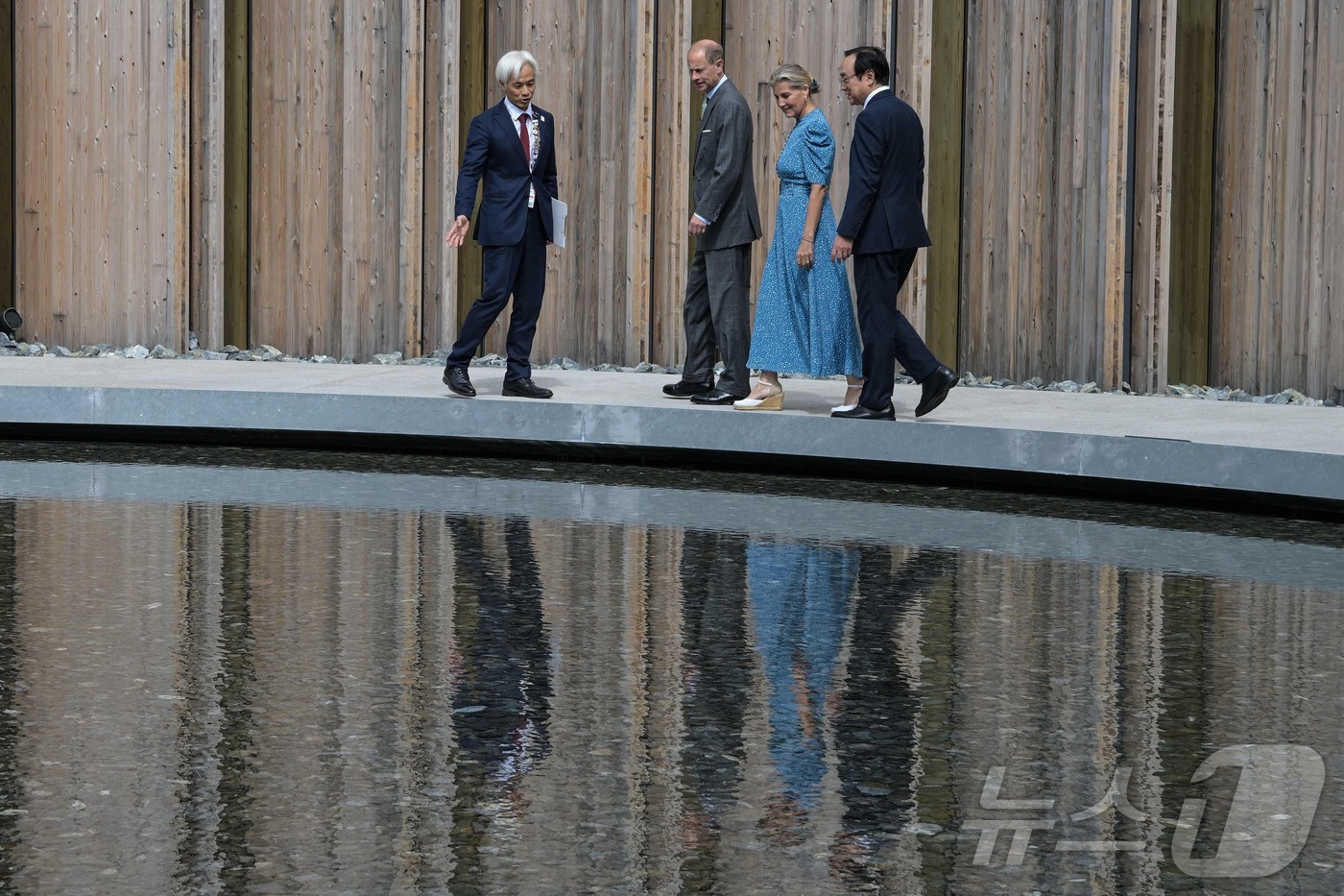 (오사카 AFP=뉴스1) 권영미 기자 = 22일 일본 오사카에서 열린 오사카 엑스포를 방문한 영국의 에든버러 공작 에드워드 왕자(왼쪽 두 번째)와 그의 아내 소피 에든버러 공작 부 …