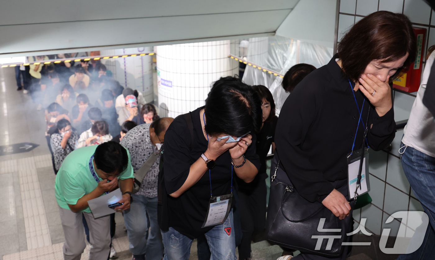 (서울=뉴스1) 허경 기자 = 22일 서울 영등포구 여의나루역 일대에서 열린 '2025년 서울시 재난대응 안전한국훈련'에서 승객들이 대피 훈련을 하고 있다. 재난대응 안전한국훈련은 …