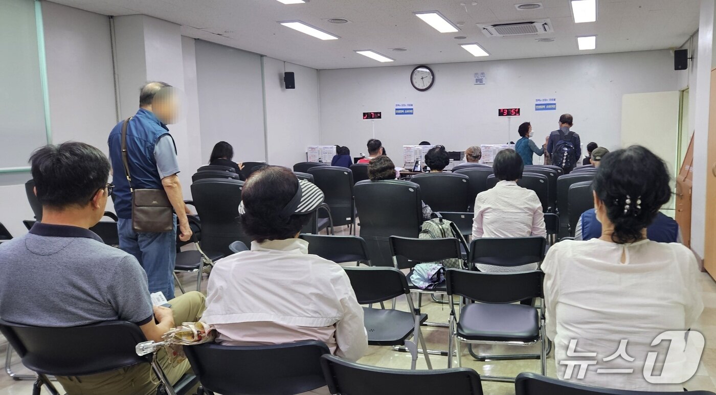 본문 이미지 - &#39;민생회복 소비쿠폰&#39; 2차 신청 첫날인 22일 전북 전주시 서신동주민센터에서 시민들이 순서를 기다리고 있다. 2025.9.22/뉴스1 신준수 기자