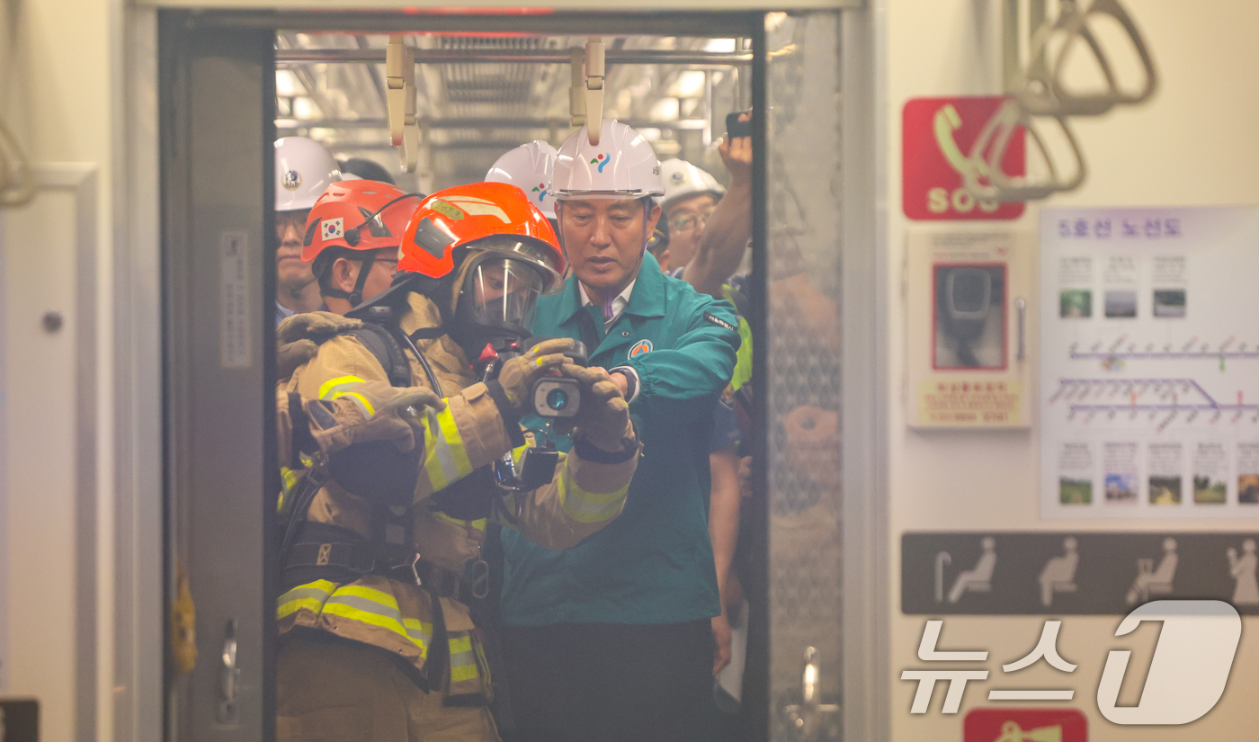 (서울=뉴스1) 허경 기자 = 오세훈 서울시장이 22일 서울 영등포구 여의나루역 일대에서 열린 '2025년 서울시 재난대응 안전한국훈련' 상황을 지켜보고 있다. 재난대응 안전한국훈 …