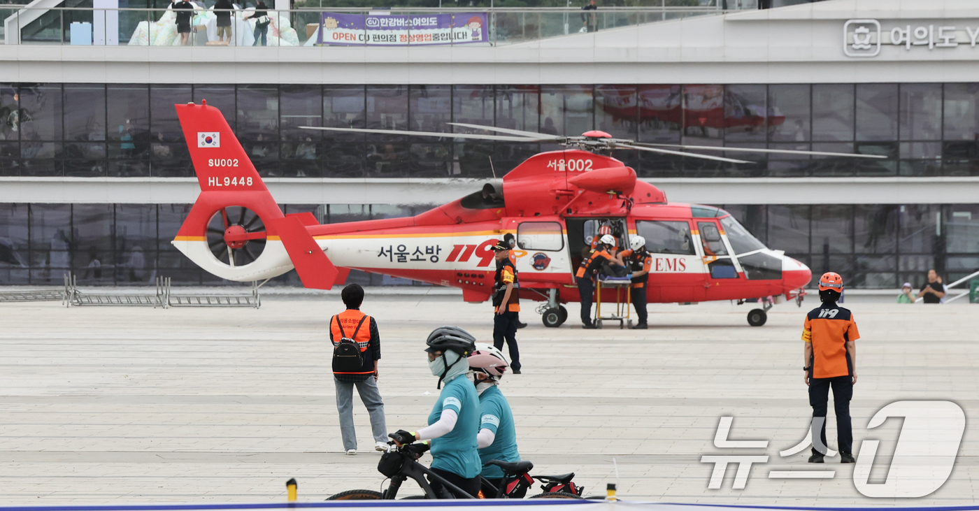 (서울=뉴스1) 허경 기자 = 22일 서울 영등포구 여의나루역 일대에서 열린 '2025년 서울시 재난대응 안전한국훈련'에서 소방헬기가 부상자를 이송하고 있다. 재난대응 안전한국훈련 …