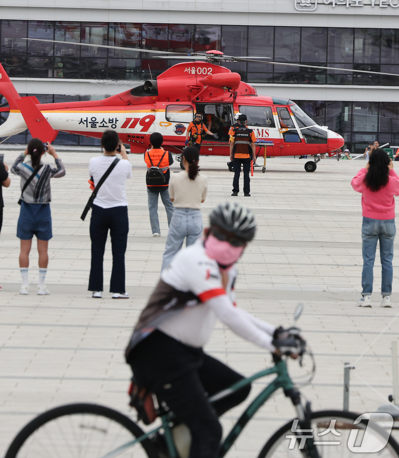 (서울=뉴스1) 허경 기자 = 22일 서울 영등포구 여의나루역 일대에서 열린 '2025년 서울시 재난대응 안전한국훈련'에서 소방헬기가 부상자를 이송하고 있다. 재난대응 안전한국훈련 …