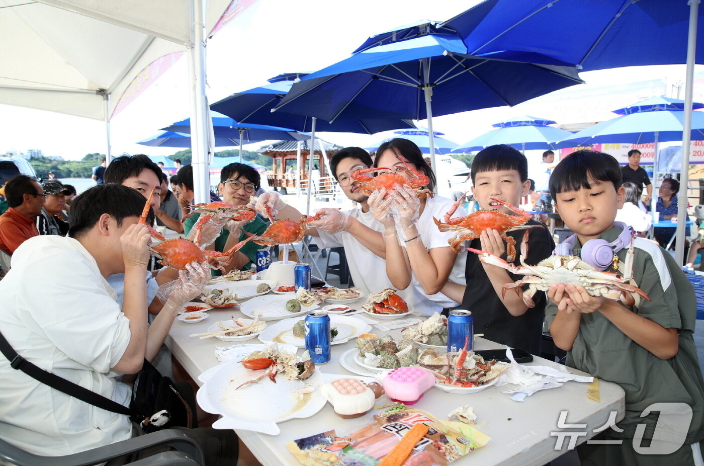 본문 이미지 - ‘2025년 고남면 노을 미식페스타’에서 꽂게 요리를 즐기는 모습(태안군 제공. 재판매 및 DB금지)2025.9.22/뉴스1