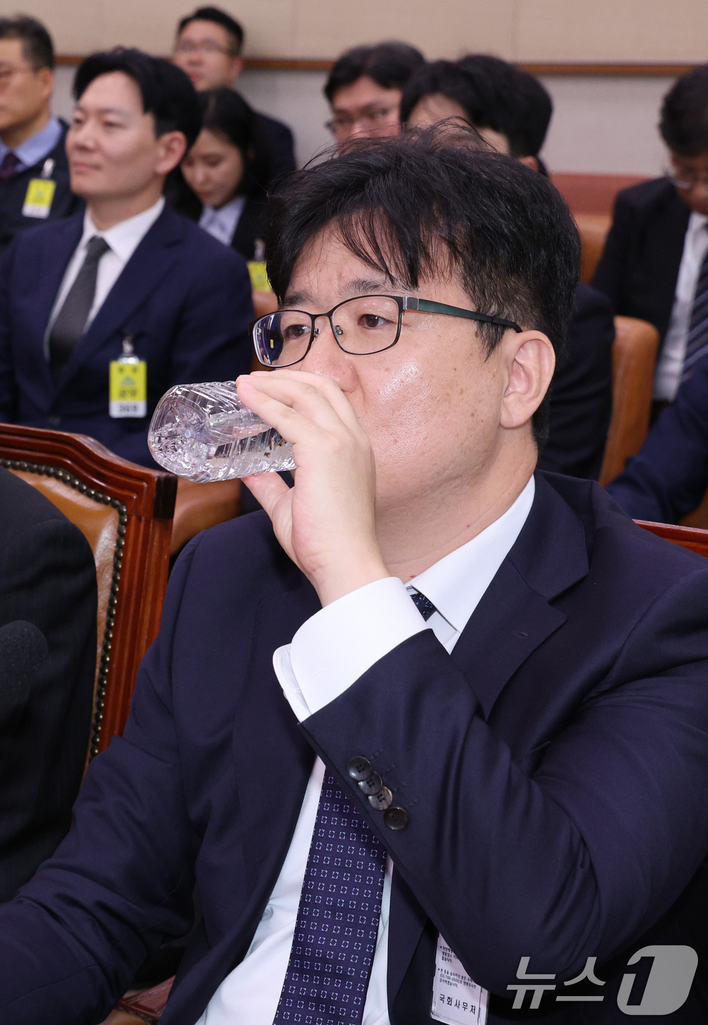 물 마시는 최재현 검사