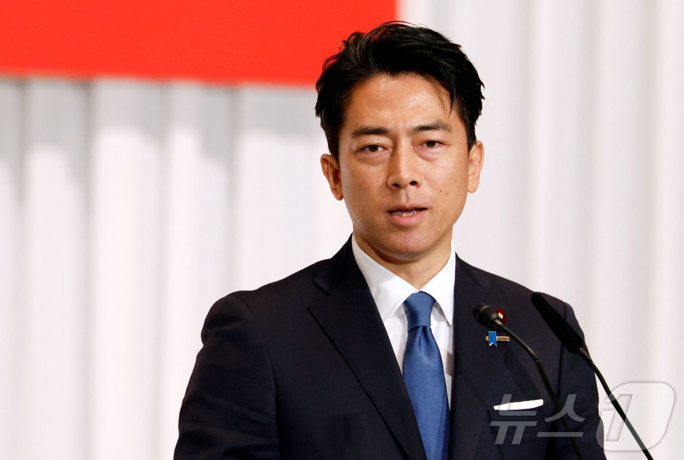 (도쿄 AFP=뉴스1) 권준언 기자 = 고이즈미 신지로 일본 농림수산상이 22일 일본 도쿄에서 열린 자민당 총재 선거 정견 발표식에서 연설하고 있다. 일본의 차기 총리를 결정짓는 …