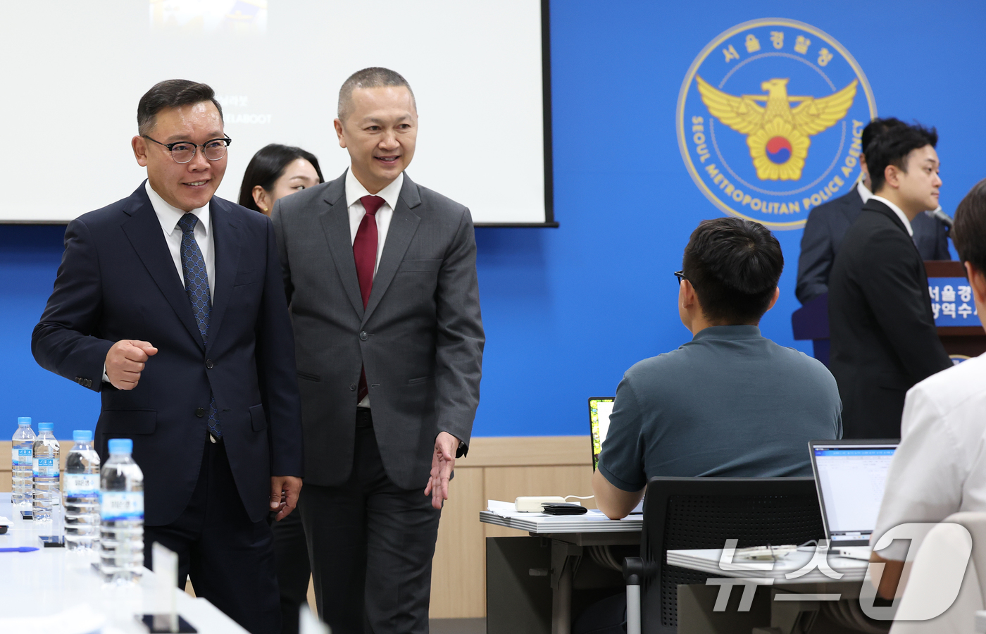 (서울=뉴스1) 오대일 기자 = 오승진 서울경찰청 광역수사단장(왼쪽)과 탓차이 피타닐라붓 태국 경찰국 스캠 TF 단장이 22일 오후 서울 마포구 서울경찰청 광역수사단에서 열린 태국 …