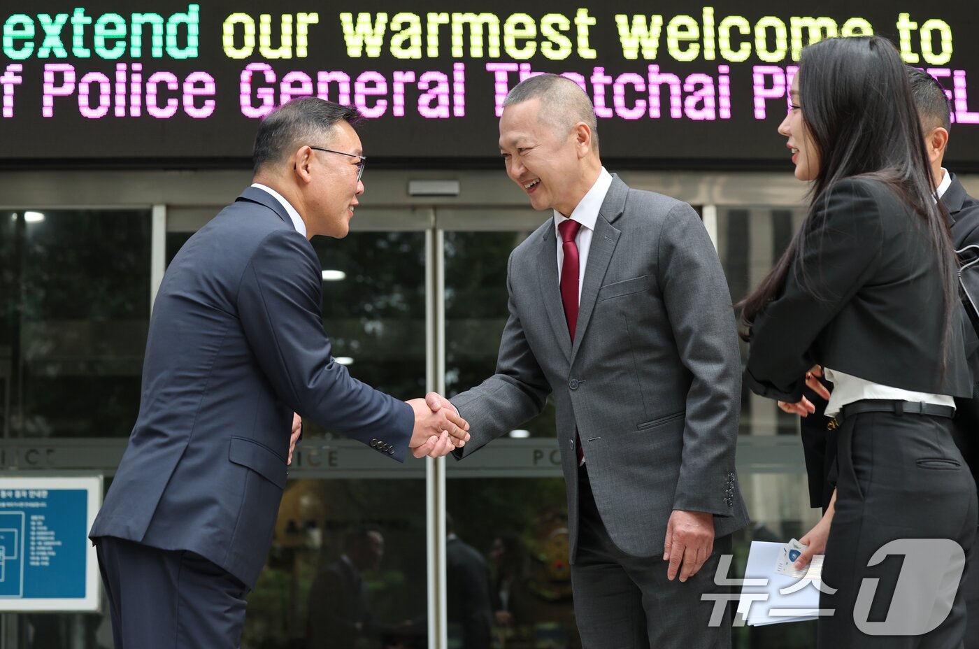 본문 이미지 - 오승진 서울경찰청 광역수사단장&#40;왼쪽&#41;과 탓차이 피타닐라붓 태국 경찰국 스캠 TF 단장이 22일 오후 서울 마포구 서울경찰청 광역수사단에서 열린 태국 파타야 사기조직 검거 한·태 합동브리핑을 마친 후 악수를 나누고 있다.  2025.9.22/뉴스1 ⓒ News1 오대일 기자