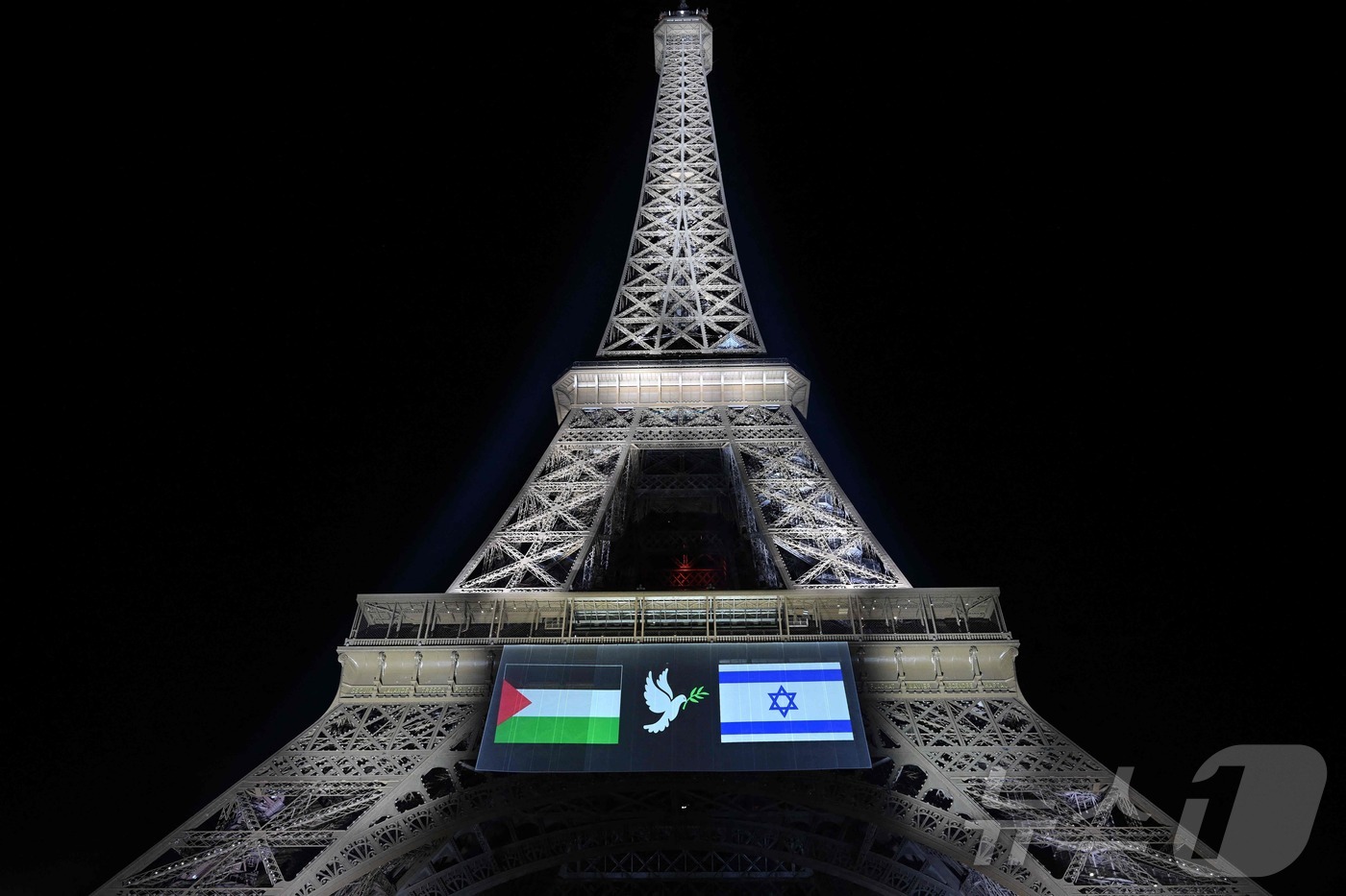 (파리 AFP=뉴스1) 권영미 기자 = 21일(현지시간) 프랑스의 팔레스타인 국가 승인 계획을 앞둔 가운데, 파리 에펠탑에 팔레스타인(왼쪽)과 이스라엘(오른쪽) 국기, 그리고 올리 …