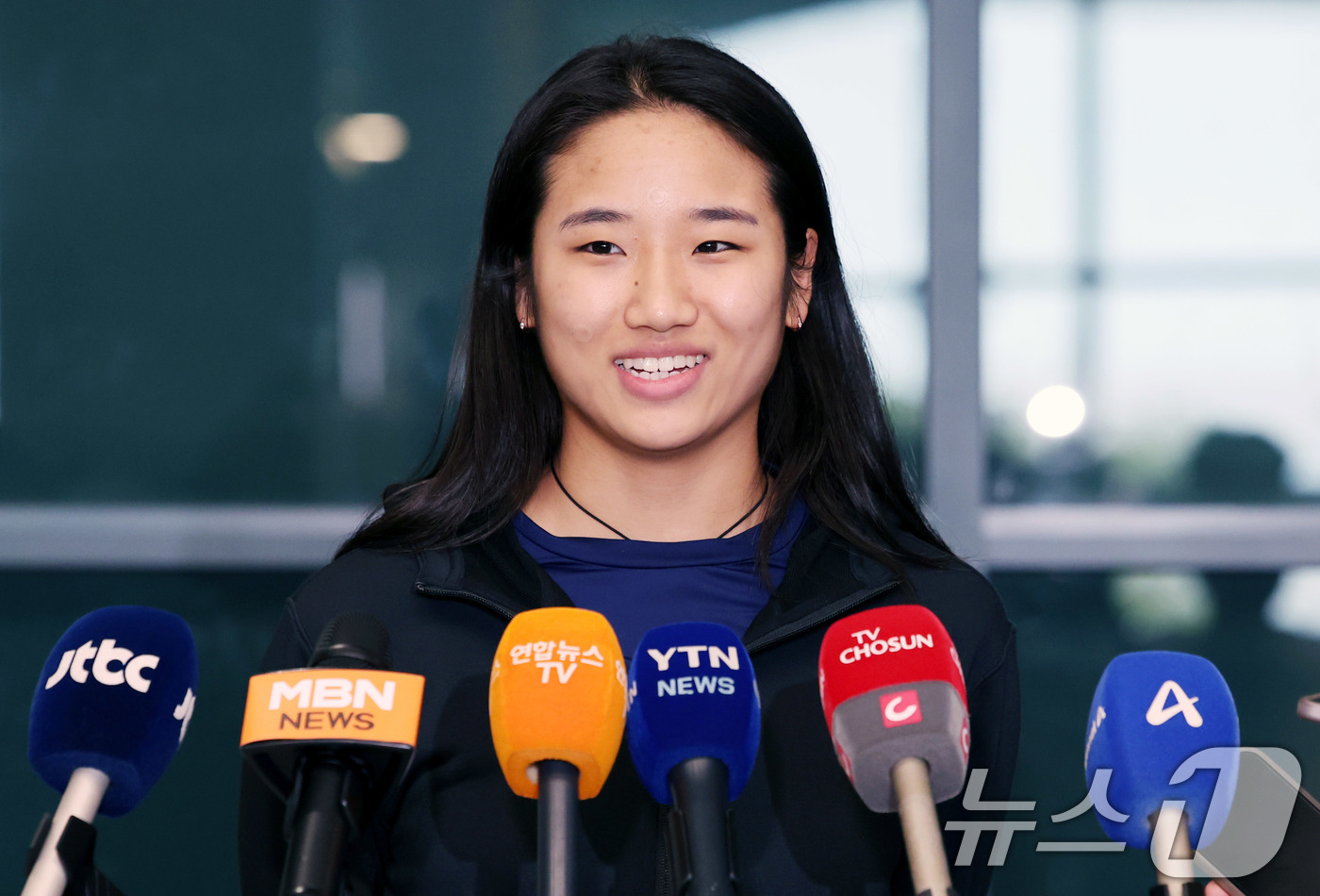 (인천공항=뉴스1) 박지혜 기자 = 중국마스터스 2연패를 달성한 안세영이 22일 인천국제공항을 통해 귀국해 취재진 질문에 답하고 있다.안세영은 지난 21일 중국 선전체육관에서 열린 …