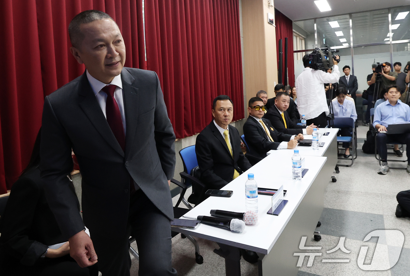 (서울=뉴스1) 오대일 기자 = 탓차이 피타닐라붓 스캠 TF 단장을 비롯한 태국 경찰 관계자들이 22일 오후 서울 마포구 서울경찰청 광역수사단에서 열린 태국 파타야 사기조직 검거 …