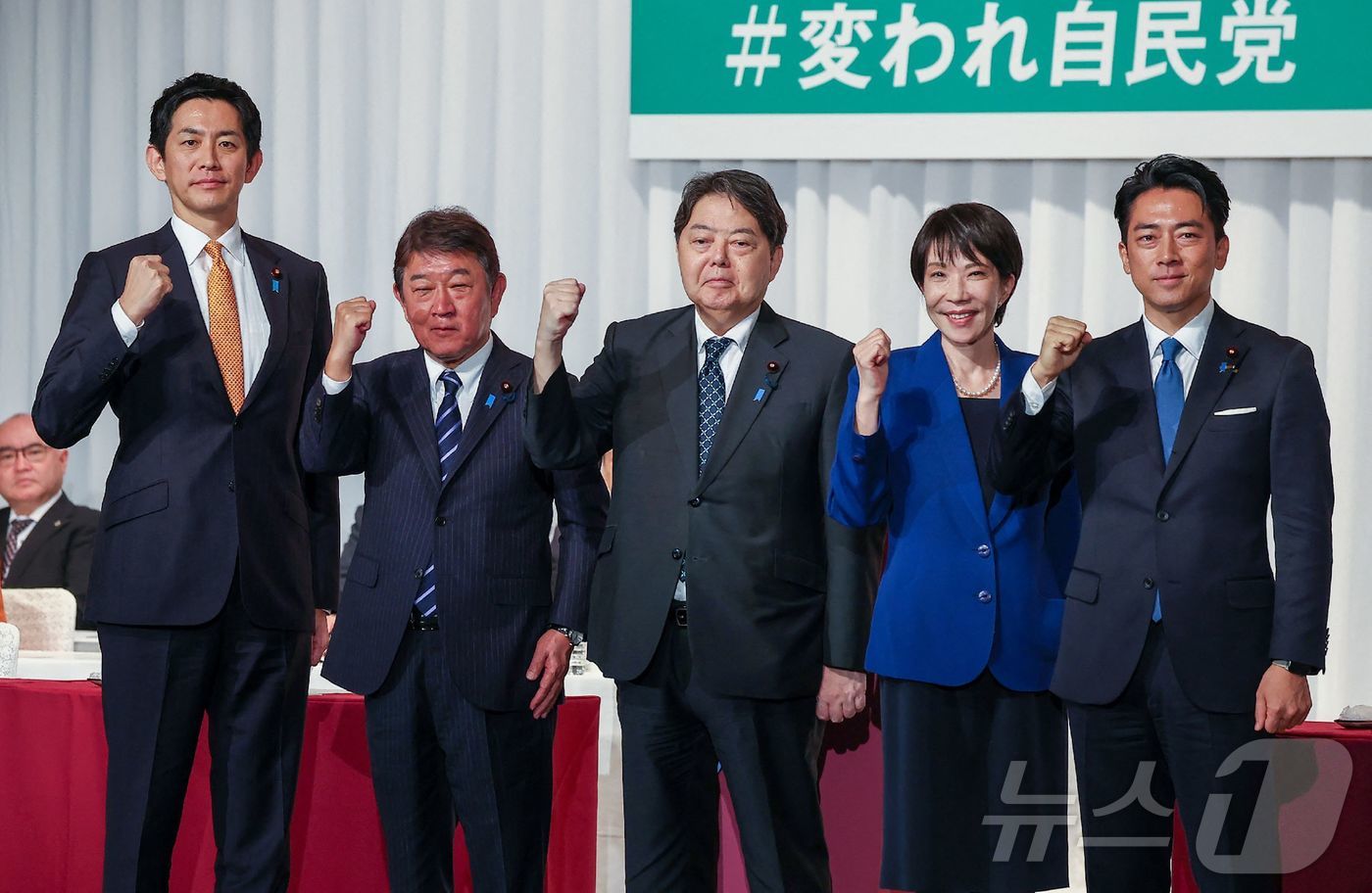 (도쿄 AFP=뉴스1) 권준언 기자 = 22일 일본 도쿄에서 열린 자민당 총재 선거 출정식에서 단체 사진 포즈를 취하고 있는 5명의 후보. 왼쪽부터 고바야시 다카유키 전 경제보장상 …