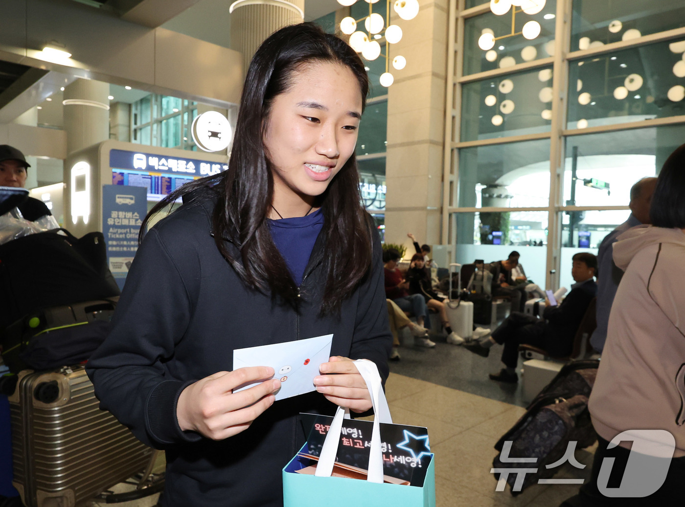 (인천공항=뉴스1) 박지혜 기자 = 중국마스터스 2연패를 달성한 안세영이 22일 인천국제공항을 통해 귀국해 팬에게 팬레터를 전달받고 있다.안세영은 지난 21일 중국 선전체육관에서 …