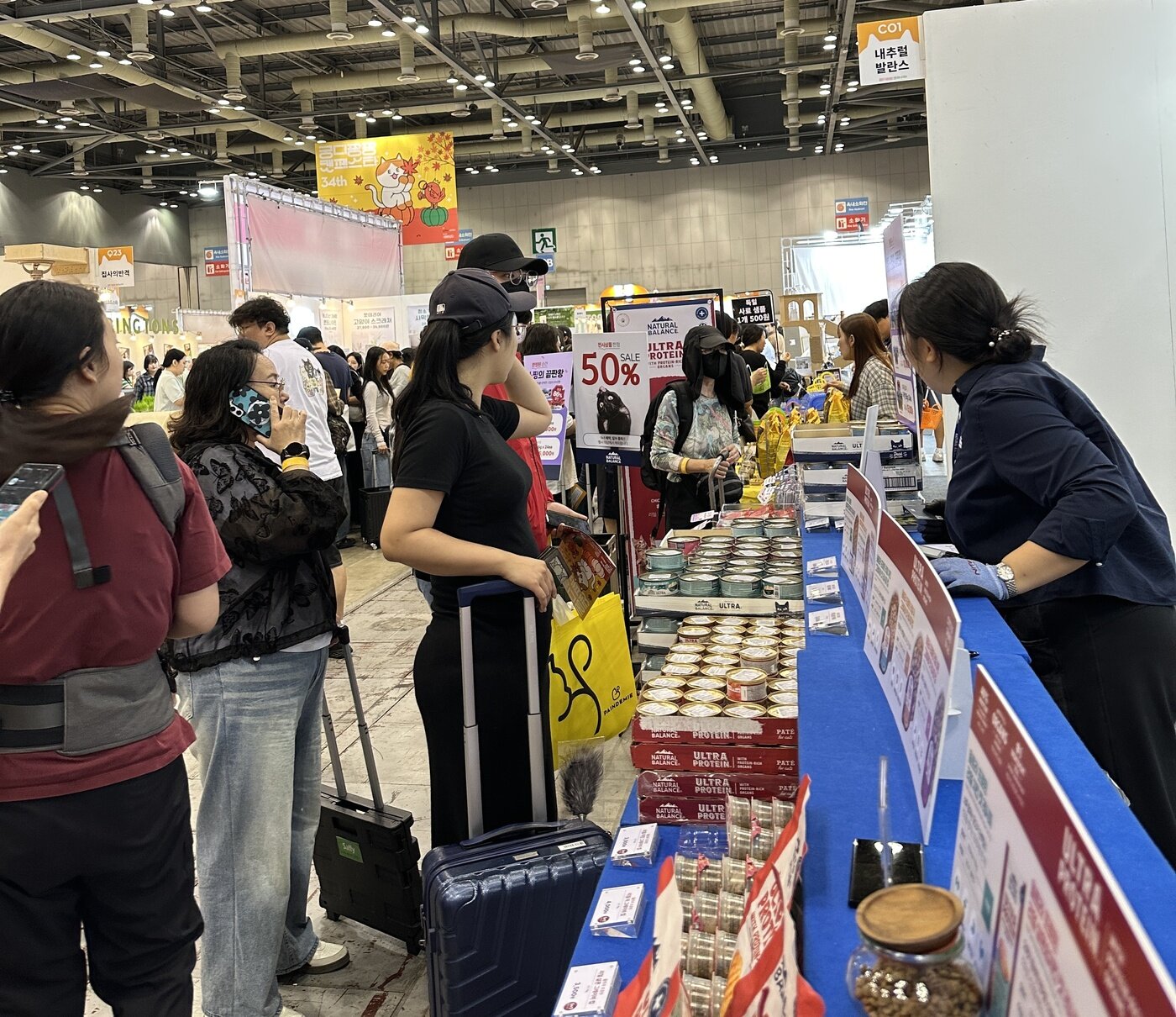 본문 이미지 - 지난 19일부터 21일까지 일산 킨텍스에서 진행된 궁디팡팡 박람회에서 애묘인들이 내추럴발란스가 준비한 이벤트에 참여하고 있다(업체 제공). ⓒ 뉴스1