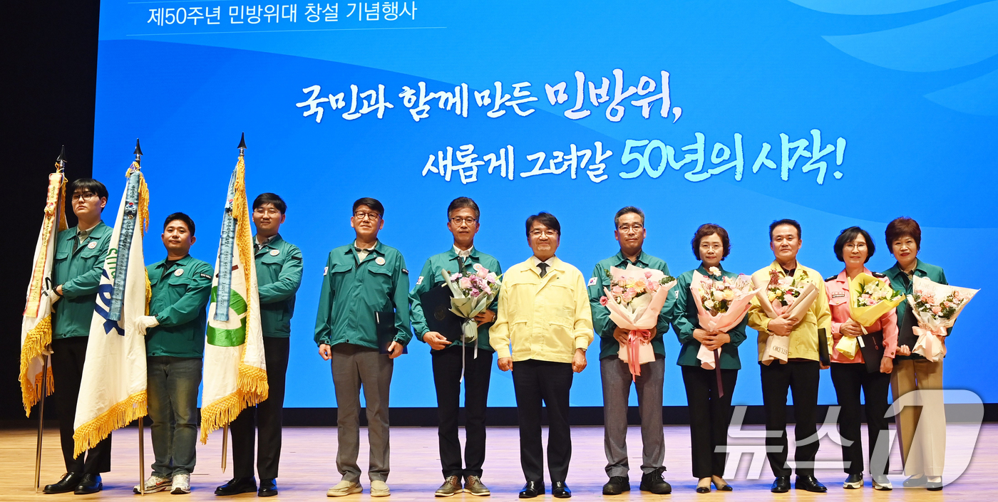 (서울=뉴스1) = 김광용 행정안전부 재난안전관리본부장이 22일 인천 연수구 인천글로벌캠퍼스에서 열린 '제50주년 민방위대 창설 기념식'에 참석해 민방위 업무 유공자들과 기념 촬영 …