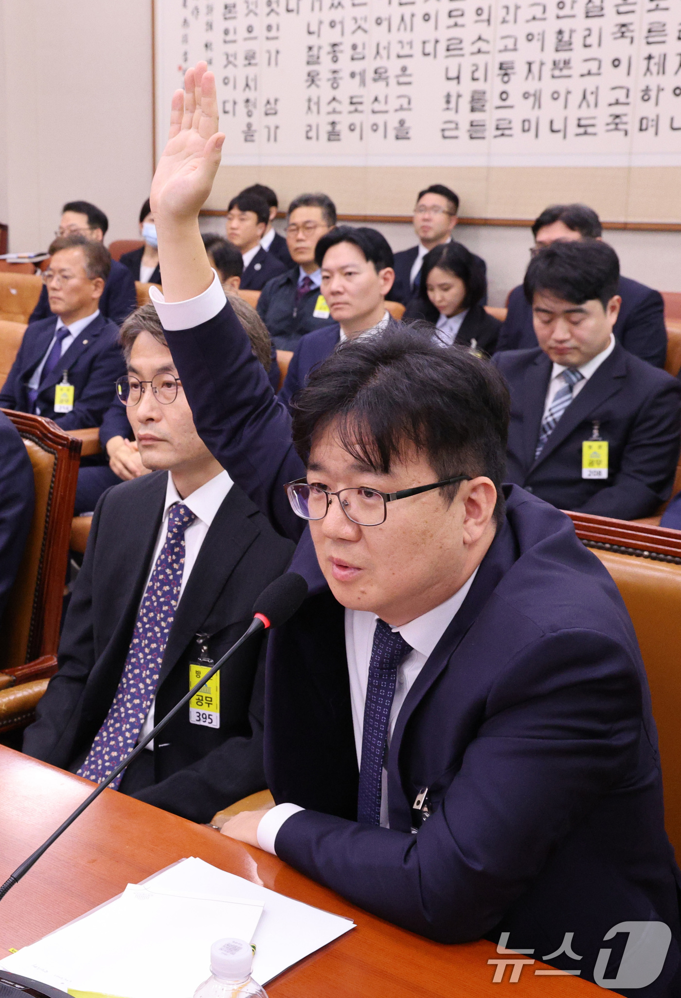 (서울=뉴스1) 신웅수 기자 = 건진법사 관봉권 띠지 분실 사건과 관련해 담당 검사인 최재현 검사가 22일 서울 여의도 국회에서 열린 법사위 검찰개혁 청문회에서 발언권을 신청하고 …