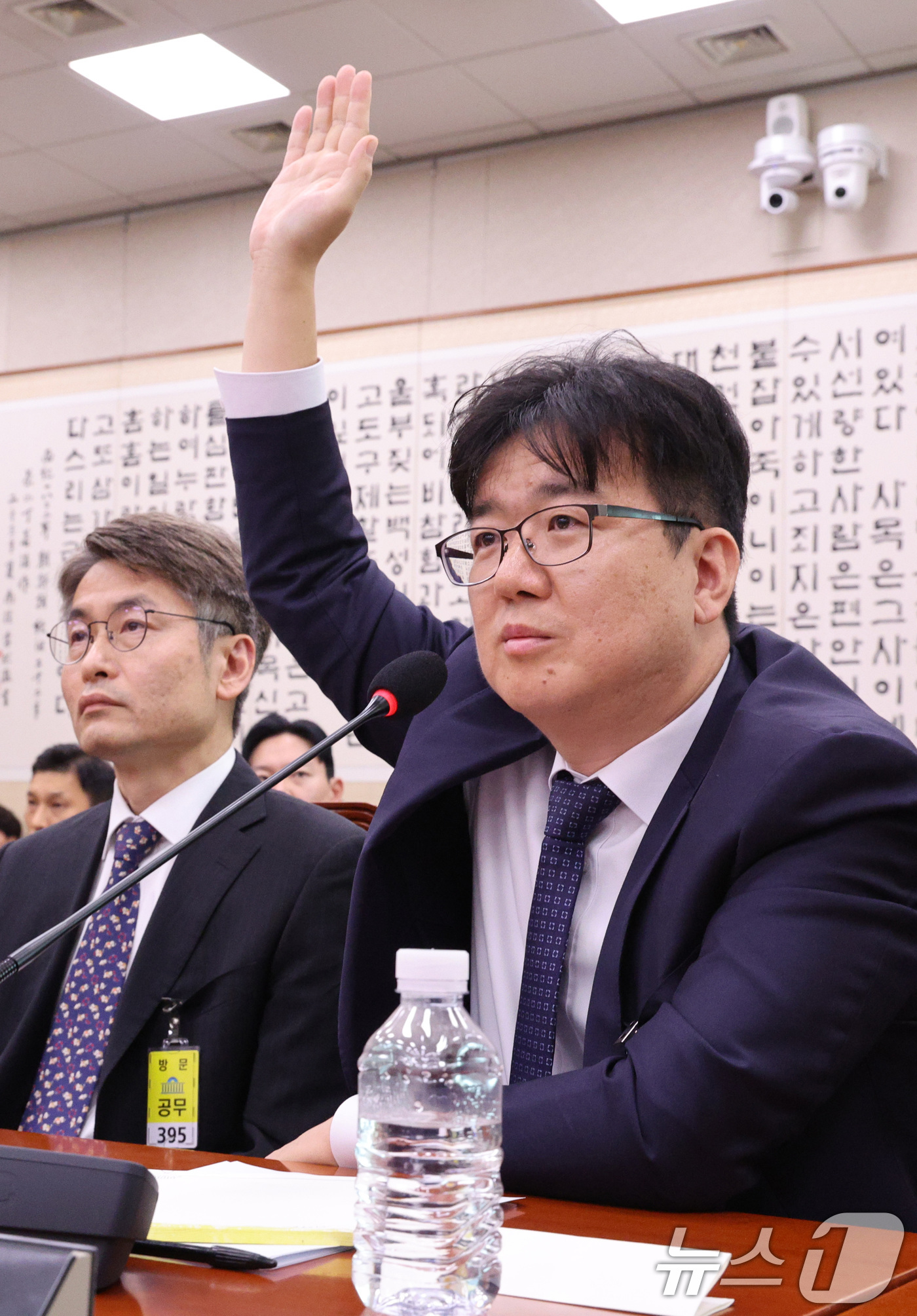 (서울=뉴스1) 신웅수 기자 = 건진법사 관봉권 띠지 분실 사건과 관련해 담당 검사인 최재현 검사가 22일 서울 여의도 국회에서 열린 법사위 검찰개혁 청문회에서 의원 질의에 답변하 …