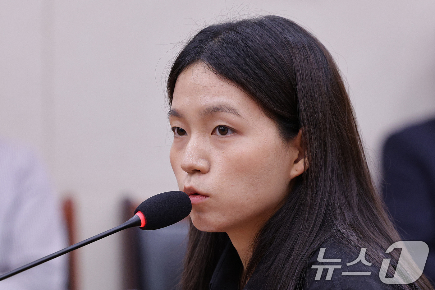 (서울=뉴스1) 신웅수 기자 = 김정민 서울남부지검 수사관이 22일 서울 여의도 국회에서 열린 법사위 검찰개혁 청문회에서 의원 질의에 답변하고 있다. 2025.9.22/뉴스1