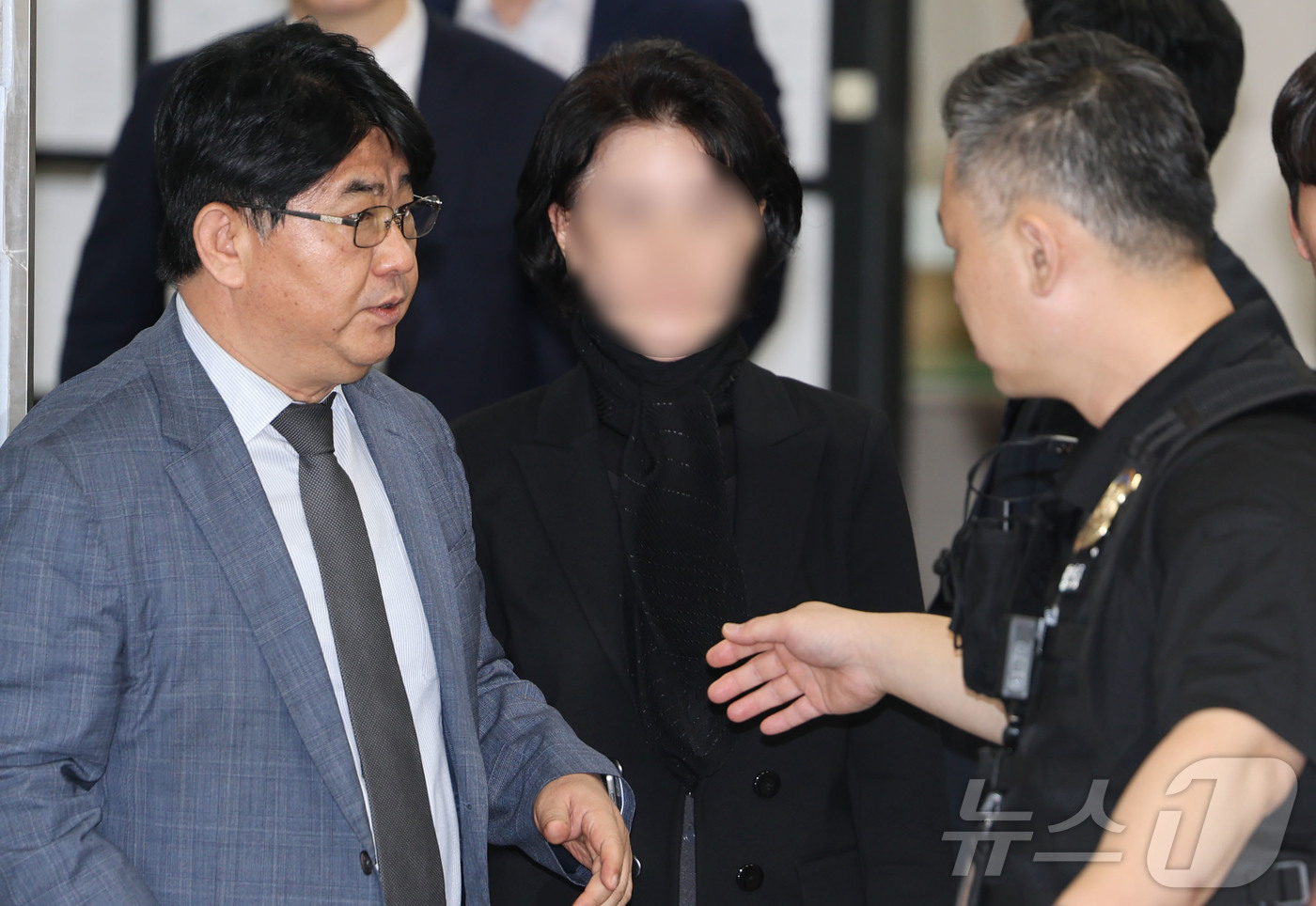 (서울=뉴스1) 이광호 기자 = 한학자 통일교 총재와 함께 구속 영장이 청구된 정원주 전 통일교 총재 비서실장이 22일 오후 서울 서초동 서울중앙지방법원에서 열린 구속 전 피의자심 …