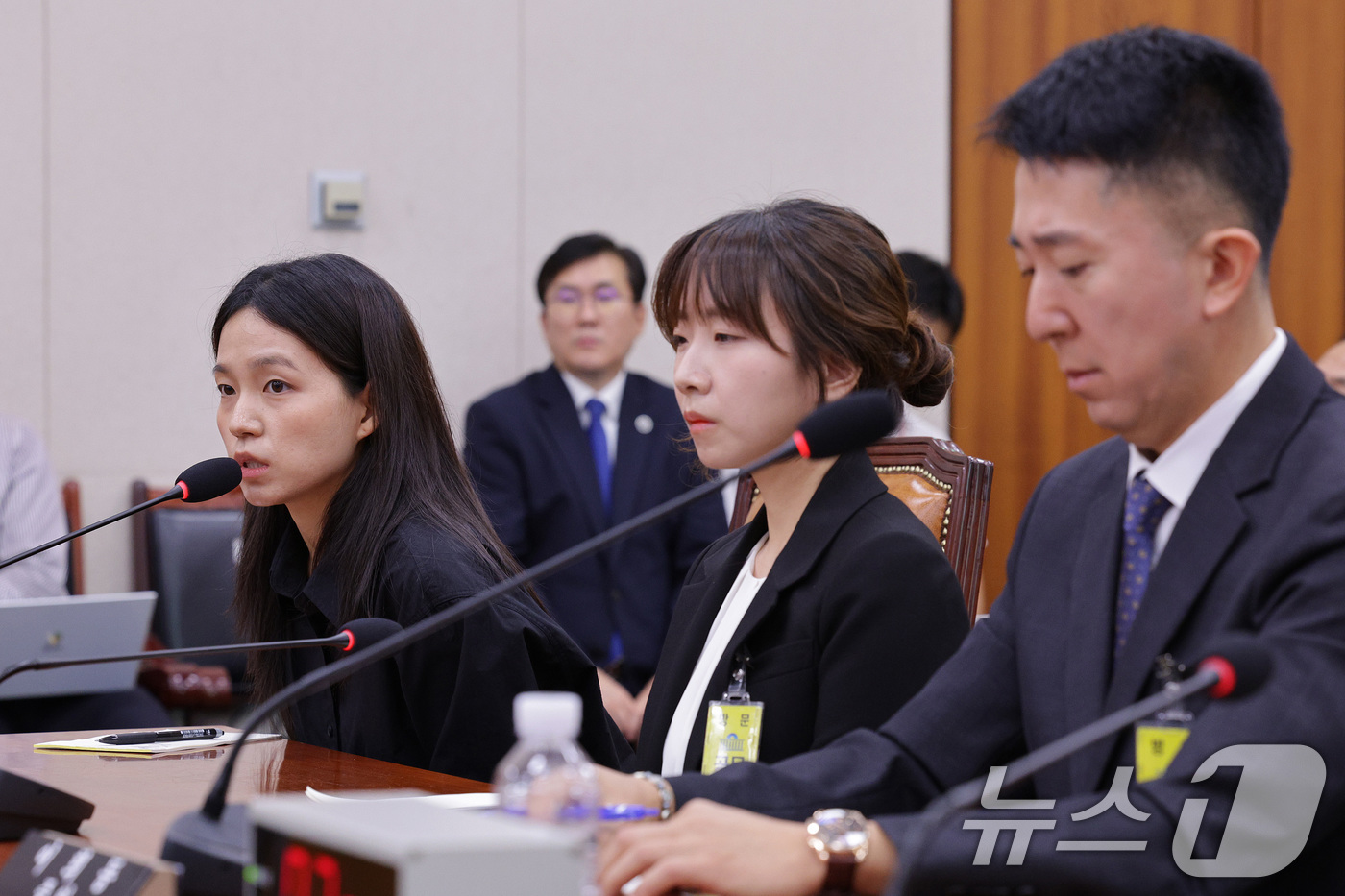 (서울=뉴스1) 신웅수 기자 = 김정민 서울남부지검 수사관이 22일 서울 여의도 국회에서 열린 법사위 검찰개혁 청문회에서 의원 질의에 답변하고 있다. 2025.9.22/뉴스1