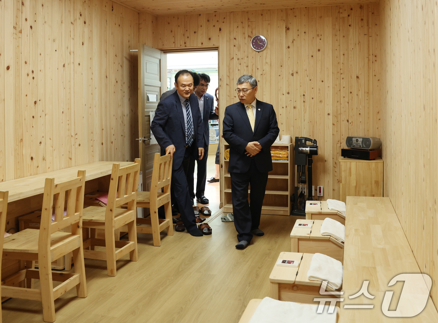 (서울=뉴스1) = 정근식 서울시 교육감이 22일 서울학생들의 농촌 유학학교인 전북 진안 조림초등학교를 방문해 학생들의 교육현장을 살펴보고 있다. (서울시교육청 제공. 재판매 및 …