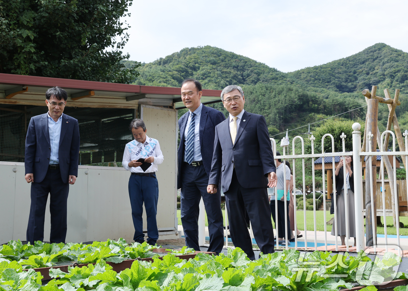 (서울=뉴스1) = 정근식 서울시 교육감이 22일 서울학생들의 농촌 유학학교인 전북 진안 조림초등학교를 방문해 학생들의 교육현장을 살펴보고 있다. (서울시교육청 제공. 재판매 및 …