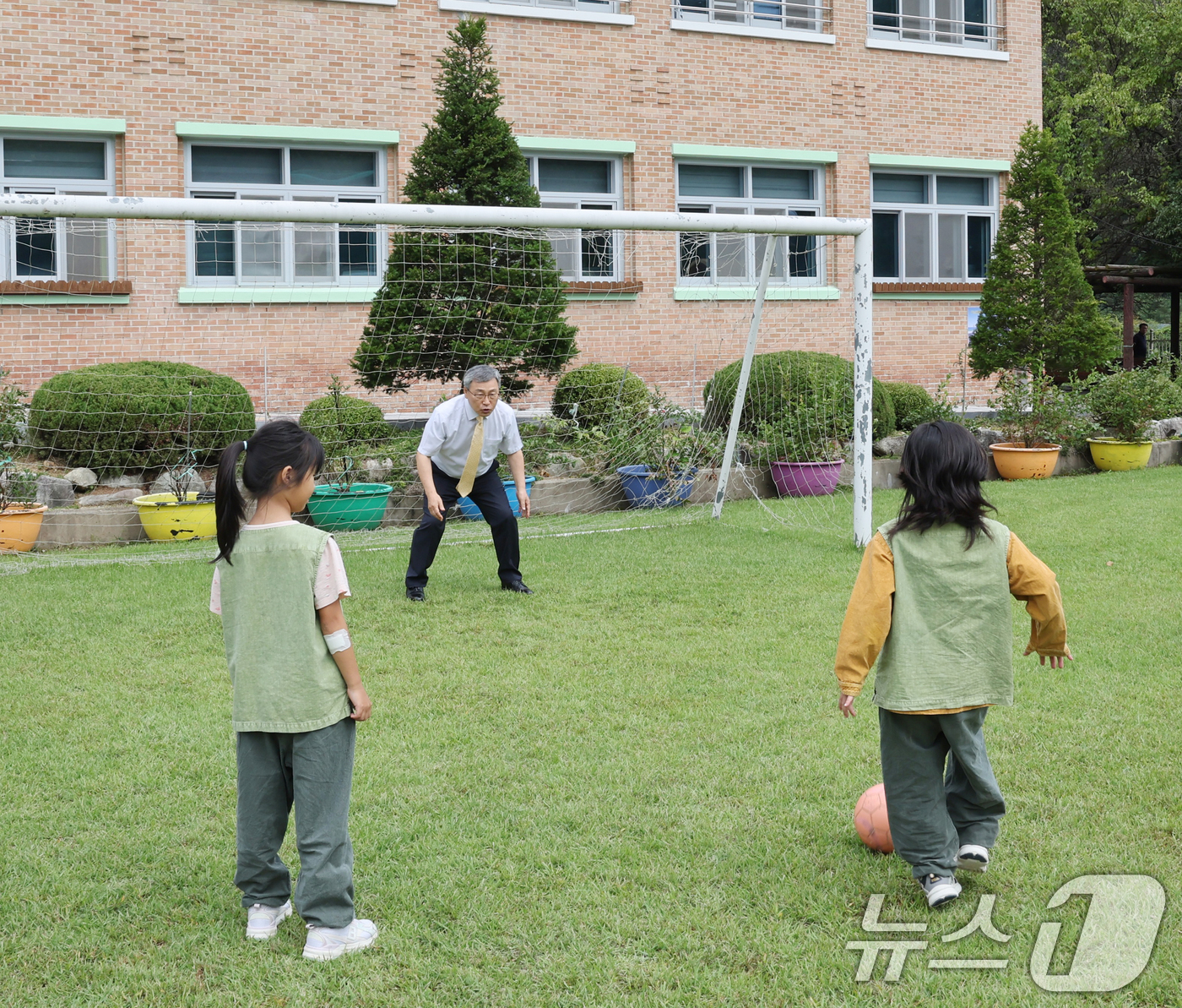 (서울=뉴스1) = 정근식 서울시 교육감이 22일 서울학생들의 농촌 유학학교인 전북 진안 조림초등학교를 방문해 학생들의 교육현장을 살펴보고, 학생들과 축구를 하고 있다. (서울시교 …