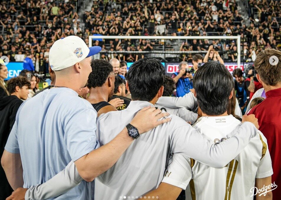 본문 이미지 - LA FC 승리 후 세리머니 중인 블레이크 스넬, 손흥민, 김혜성&#40;왼쪽부터&#41; &#40;LA 다저스 인스타그램 캡처&#41;