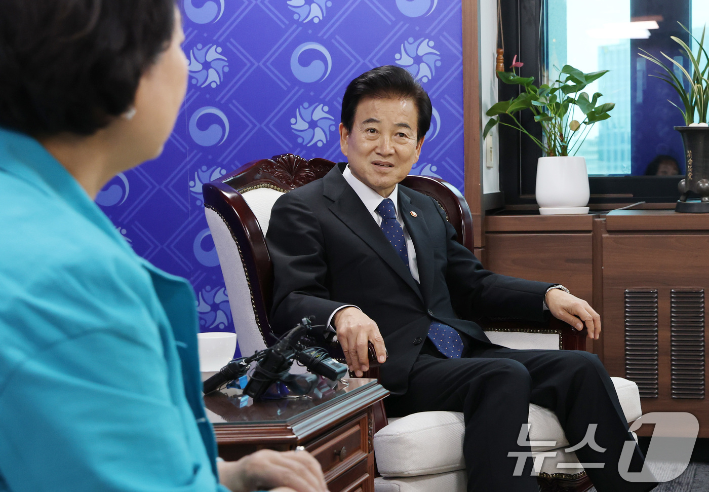 (서울=뉴스1) 임세영 기자 = 정동영 통일부 장관이 22일 서울 종로구 정부서울청사에서 현정은 현대그룹 회장을 접견하고 있다. 2025.9.22/뉴스1