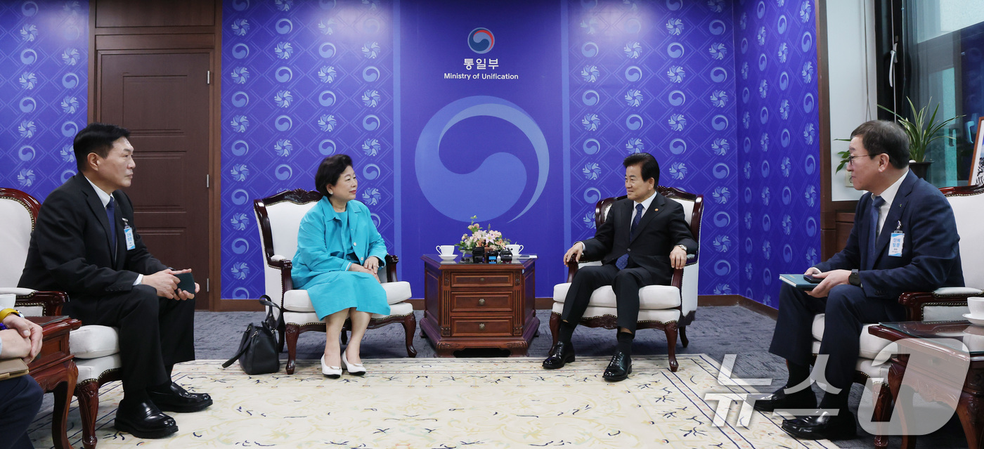 (서울=뉴스1) 임세영 기자 = 정동영 통일부 장관이 22일 서울 종로구 정부서울청사에서 현정은 현대그룹 회장을 접견하고 있다. 2025.9.22/뉴스1