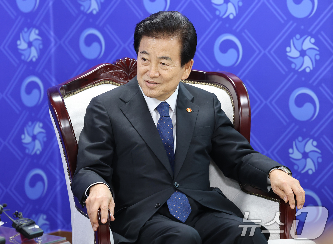 (서울=뉴스1) 임세영 기자 = 정동영 통일부 장관이 22일 서울 종로구 정부서울청사에서 현정은 현대그룹 회장을 만나 이야기를 나누고 있다. 2025.9.22/뉴스1